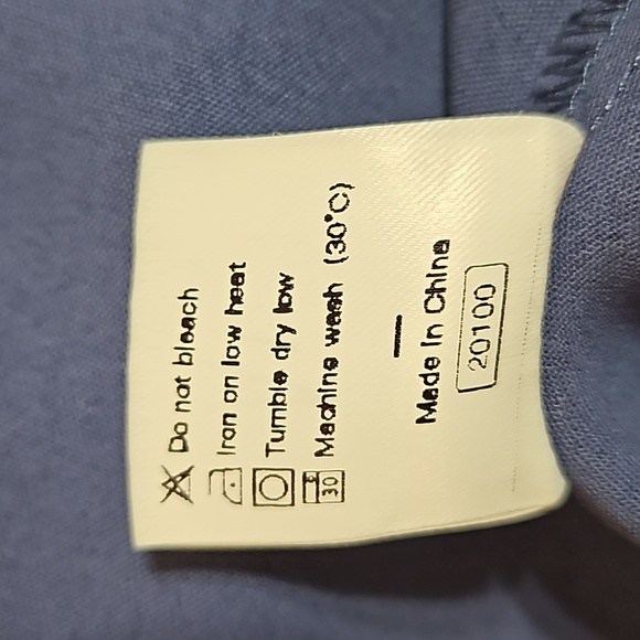 V-Neck Blouse with Puff Sleeves & Asymmetrical Hemline Size XL - Picture 14 of 17